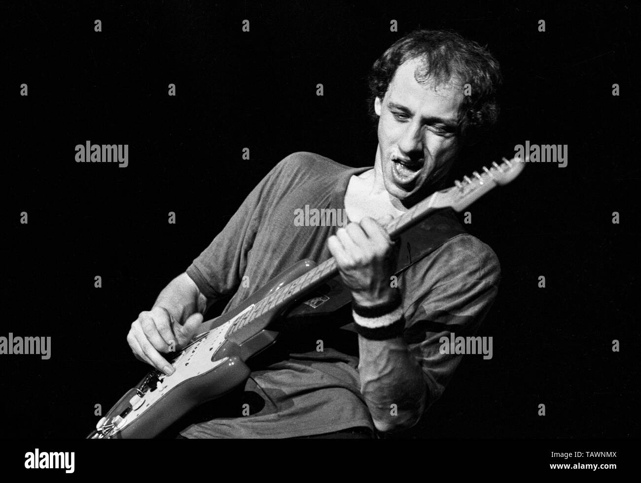 FREIBURG, Germania - 2 giugno: Mark Knopfler da Dire Straits suona dal vivo sul palco durante il tour di comunicati a Stadthalle a Friburgo in Germania il 2 giugno 1979. (Foto di Gijsbert Hanekroot) Foto Stock