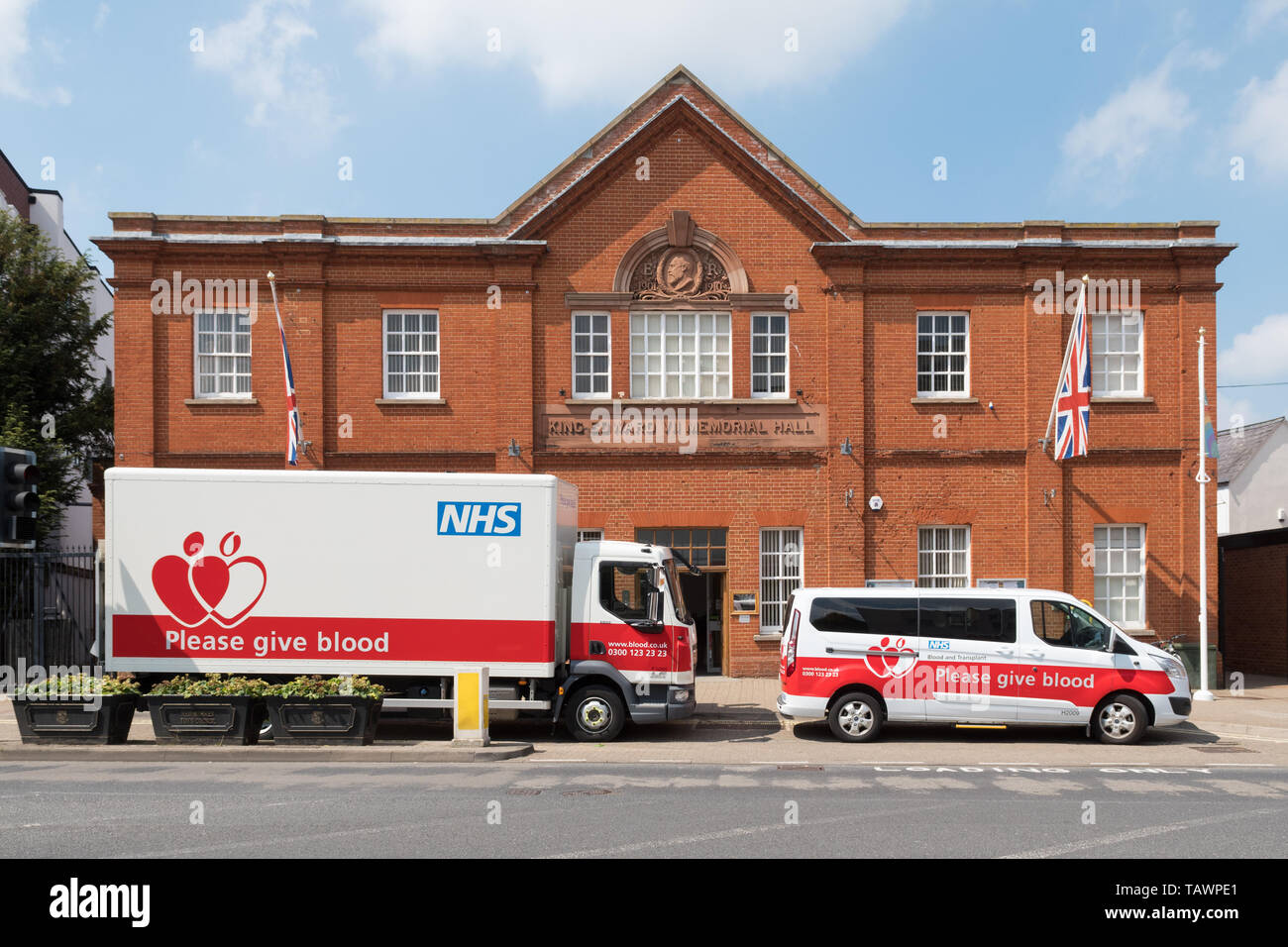 NHS Donazione Sangue sessione con mobile di raccolta di sangue veicoli parcheggiati al di fuori - Newmarket, England, Regno Unito Foto Stock