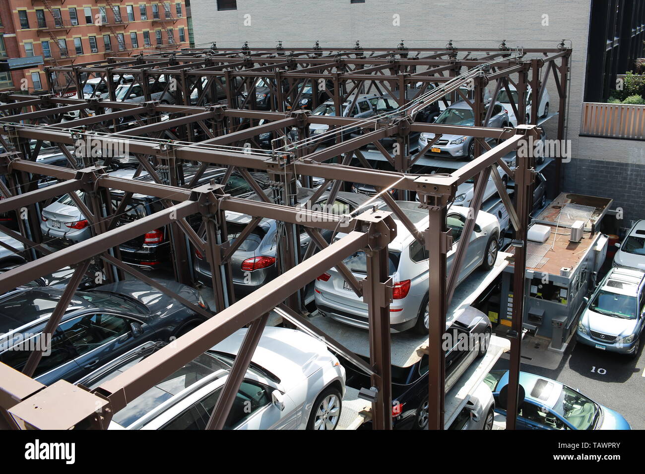 Parco vetture nel sistema di parcheggio automatico nella città di new york Foto Stock