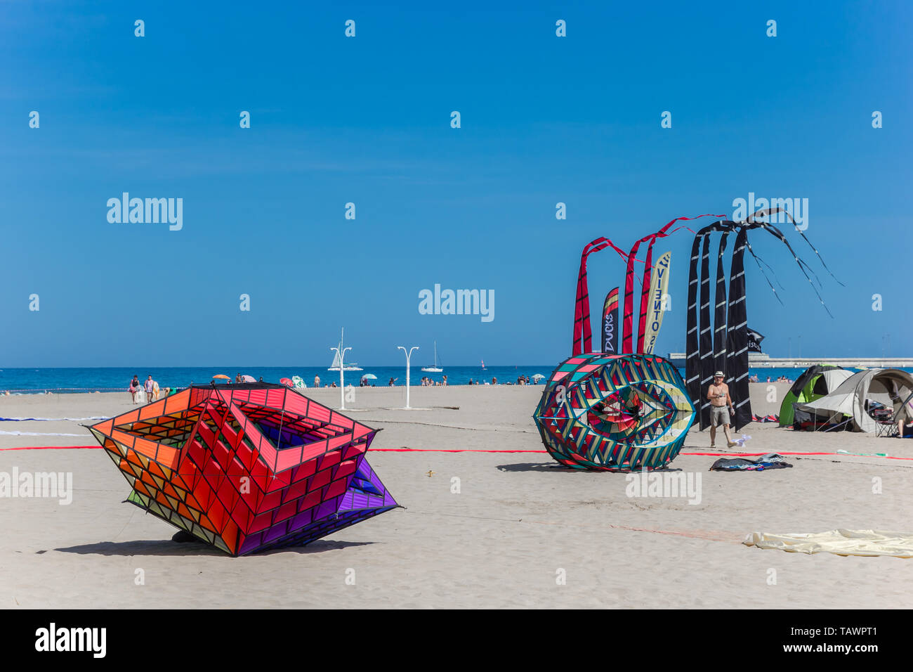 Aquiloni gigante seduto sulla spiaggia durante il kite festival a Valencia, Spagna Foto Stock