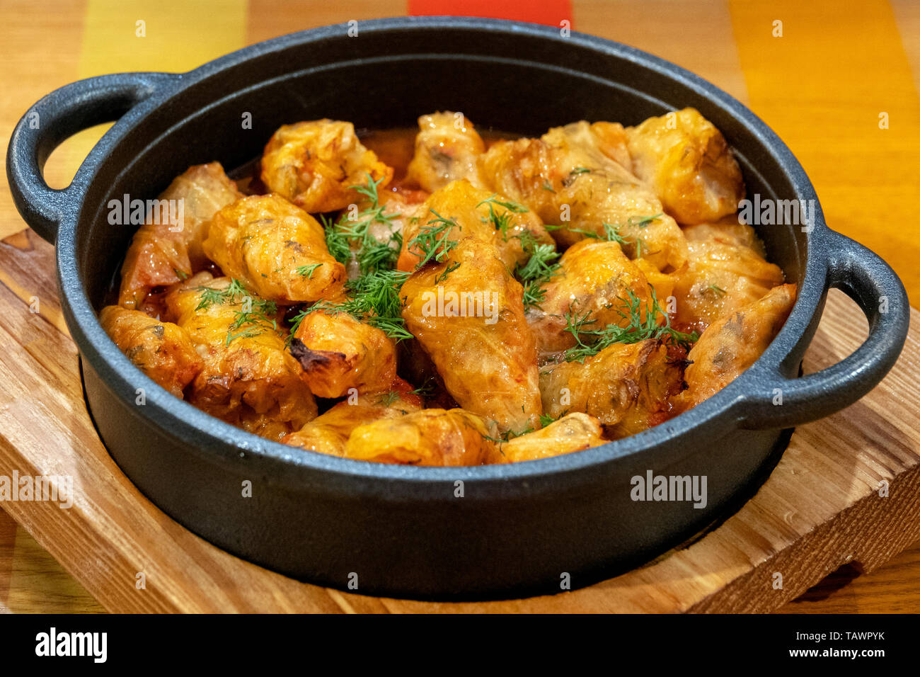 Pentola di ripieni involtini di cavolo Foto Stock