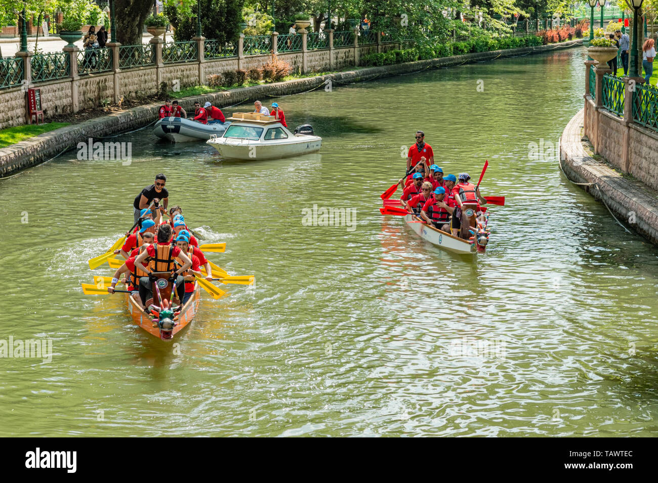 Eskisehir, Turchia - 19 Maggio 2019: Tradizionale gara di canoa chiamato 'Dragon gare' sul fiume Porsuk a Eskisehir, Turchia Foto Stock