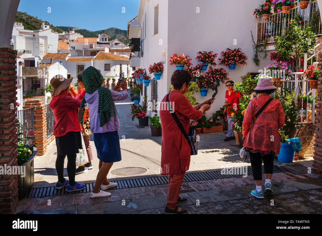 I turisti per scattare delle foto, Mijas Pueblo. Provincia di Malaga, Costa del Sol. Andalusia, Spagna Europa Foto Stock