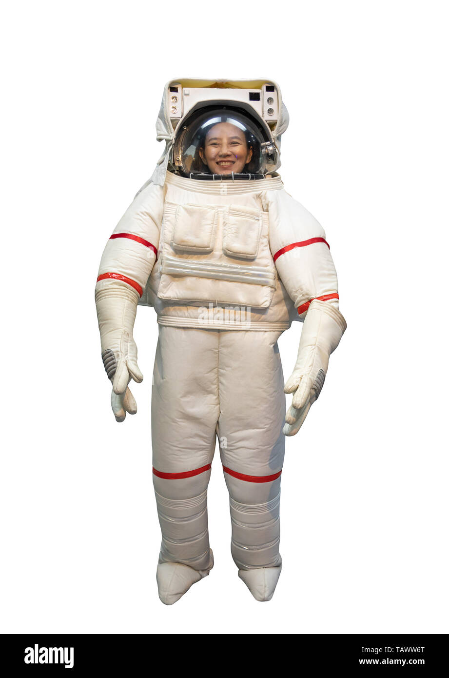 Felice donna asiatica con un grande sorriso in bianco astronauta tuta e casco astronauta sognando di essere spacewoman isolare su sfondo bianco con tracciato di ritaglio Foto Stock