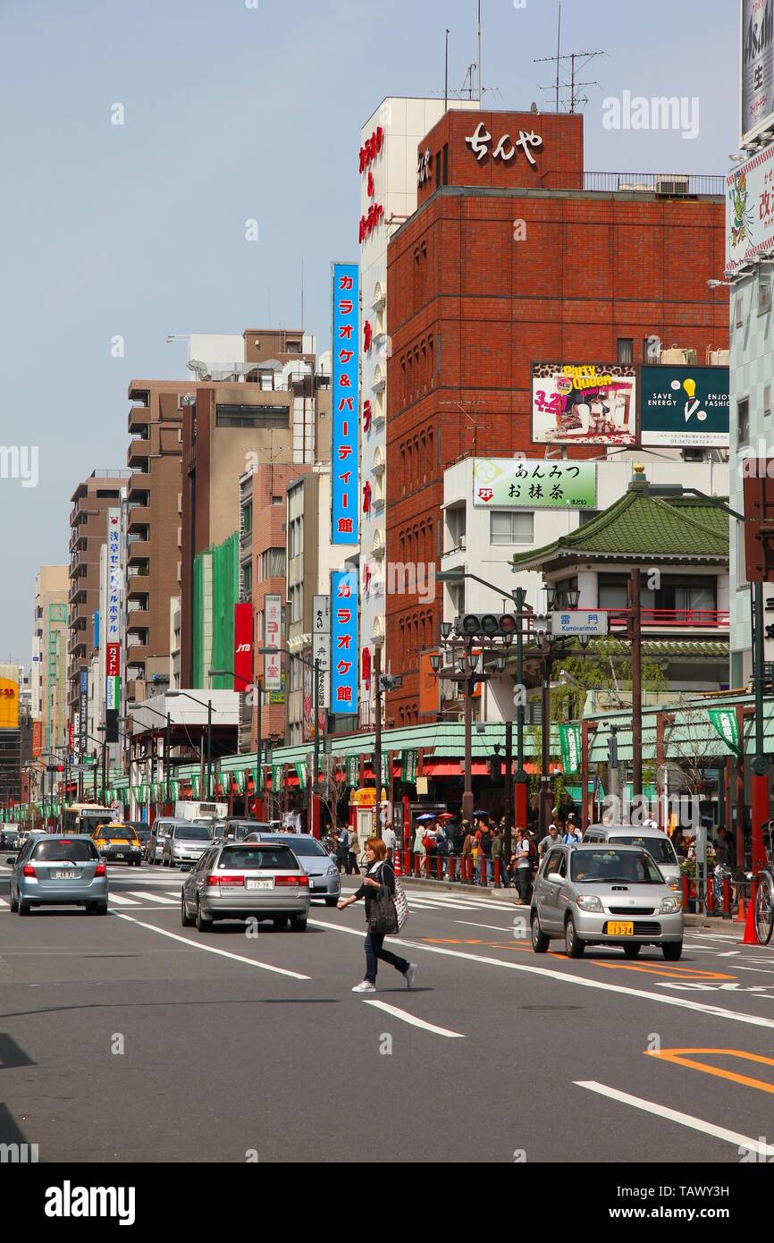 TOKYO, Giappone - 13 Aprile 2012: la gente guida nel quartiere di Asakusa, Tokyo. Asakusa è uno dei più antichi quartieri di Tokyo, la città capitale e la più grande urba Foto Stock
