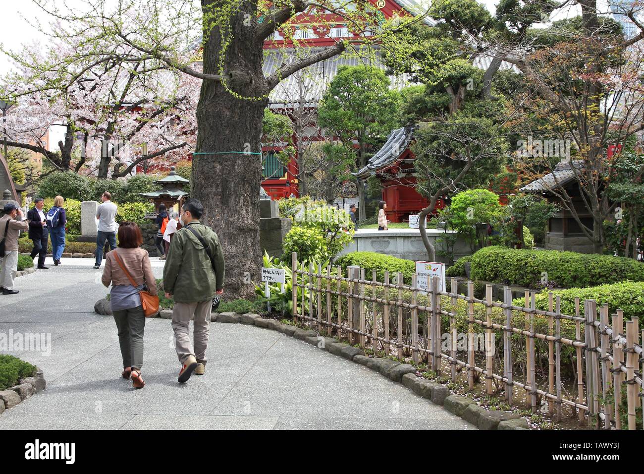 TOKYO, Giappone - 13 Aprile 2012: la gente visita il tempio di Sensoji giardini nel quartiere di Asakusa, Tokyo. Tokyo è la città più visitata in Giappone. Il Giappone ha avuto 8.3 Foto Stock