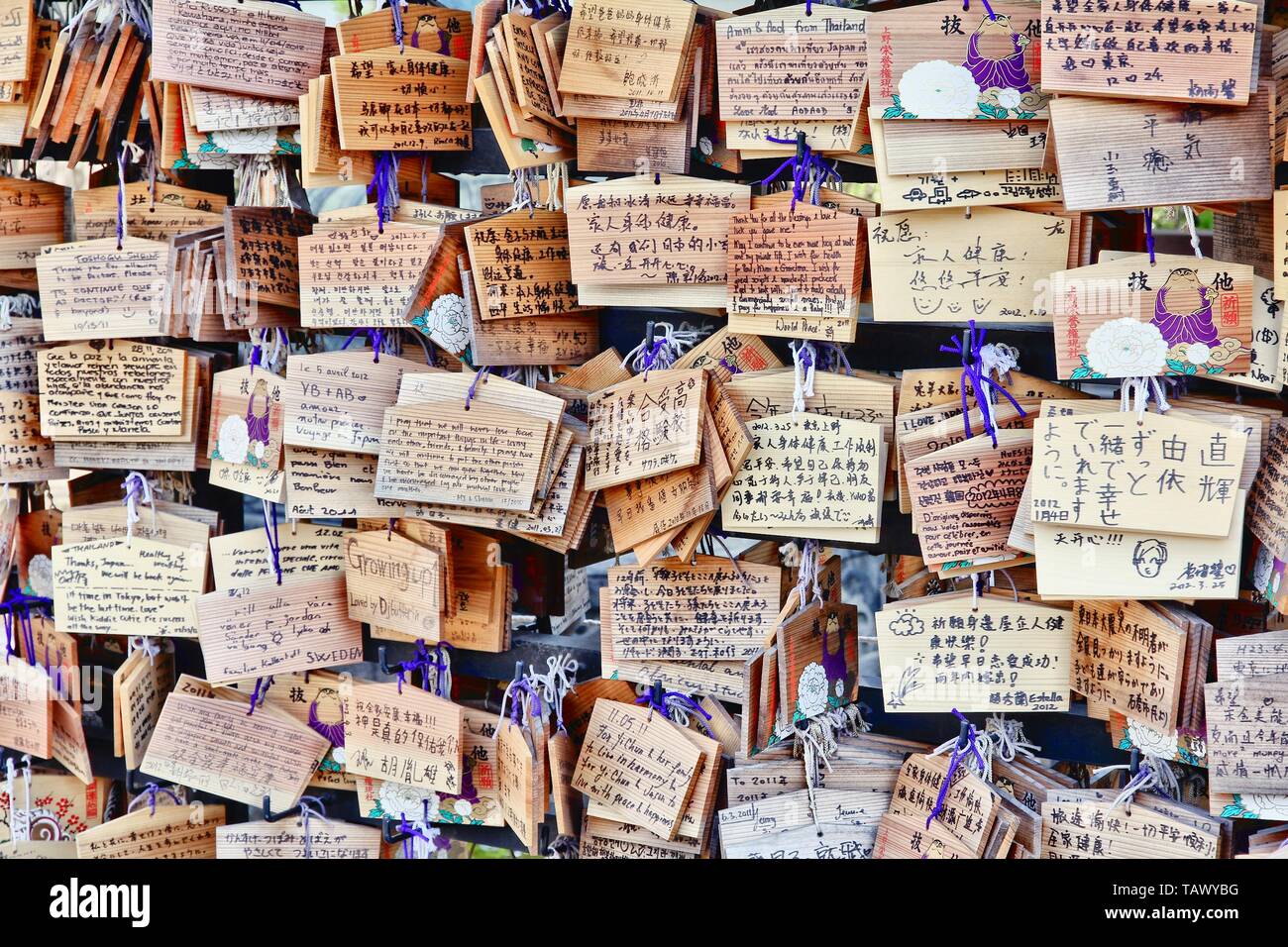 TOKYO, Giappone - 12 Aprile 2012: Ema, tradizionale in legno schede di preghiera di fronte Ueno al Santuario di Toshogu in Taito ward di Tokyo. Kami (gli spiriti degli dei Foto Stock