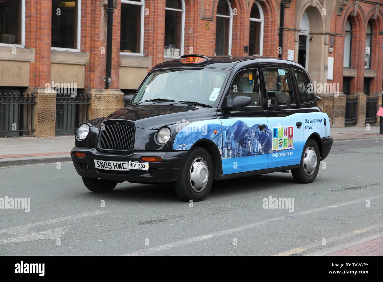 MANCHESTER, Regno Unito - 22 Aprile 2013: Taxi rigidi in Manchester, UK. Ci sono 242,200 taxi e noleggio privato dei titoli in Inghilterra (marzo 2015). Foto Stock