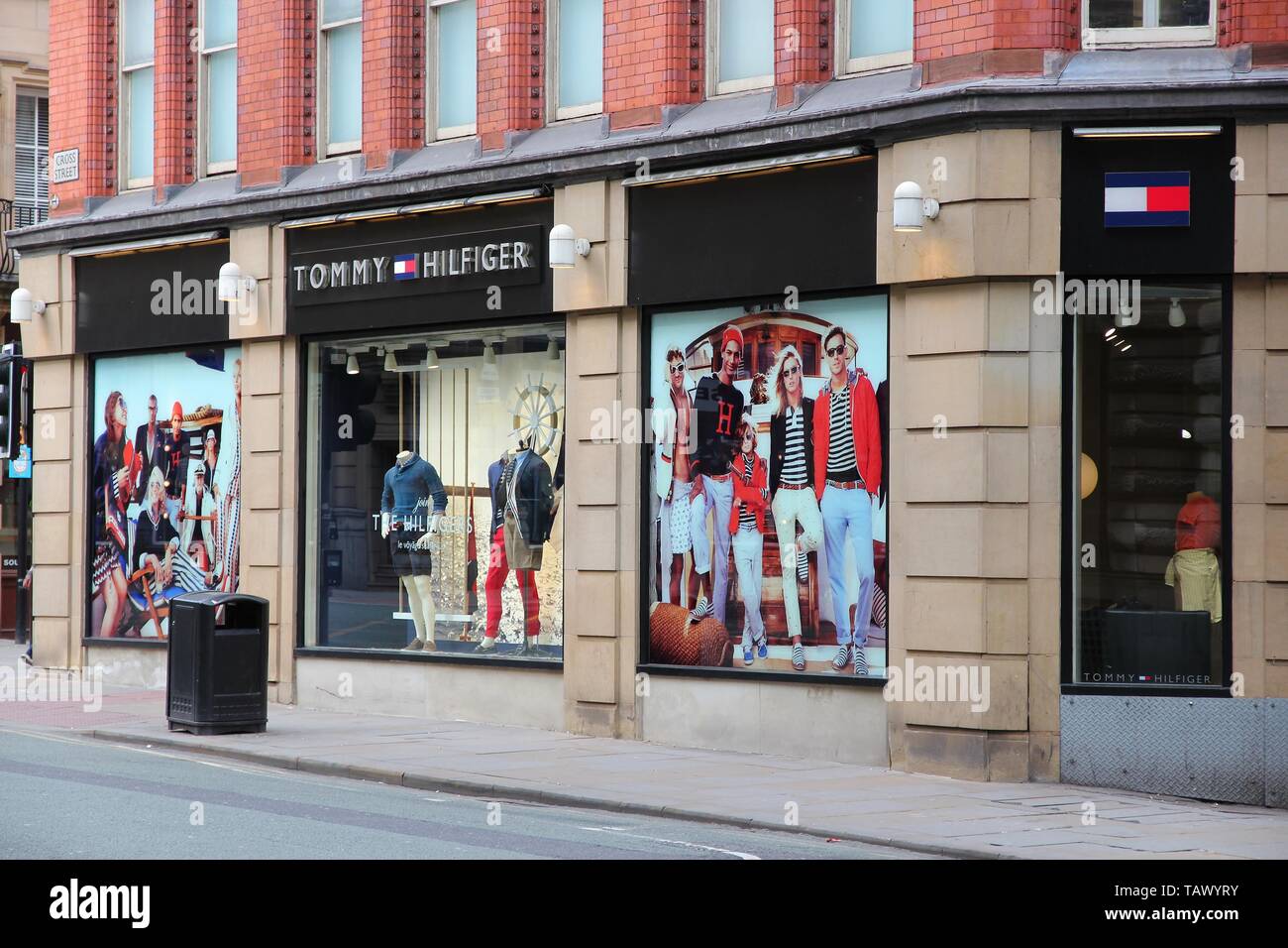 MANCHESTER, Regno Unito - 21 Aprile 2013: Tommy Hilfiger fashion store a Manchester, UK. Tommy Hilfiger Corporation ha 1.400 negozi sparsi in tutto il mondo. Foto Stock