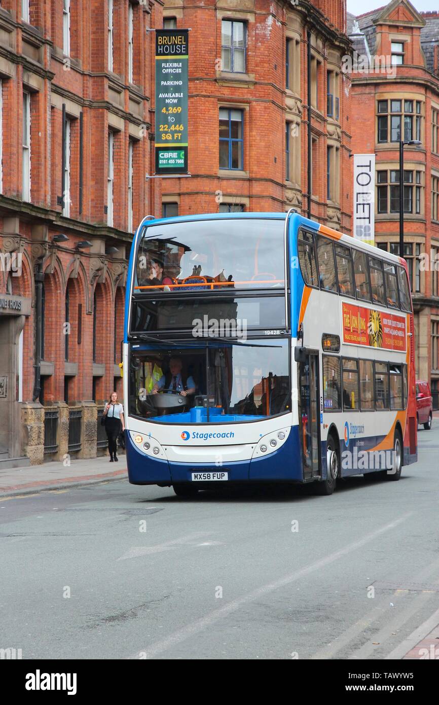 MANCHESTER, Regno Unito - 22 Aprile 2013: la gente ride Stagecoach bus della città di Manchester, UK. Stagecoach Group ha il 16 percento del mercato degli autobus nel Regno Unito. Stagecoach U Foto Stock