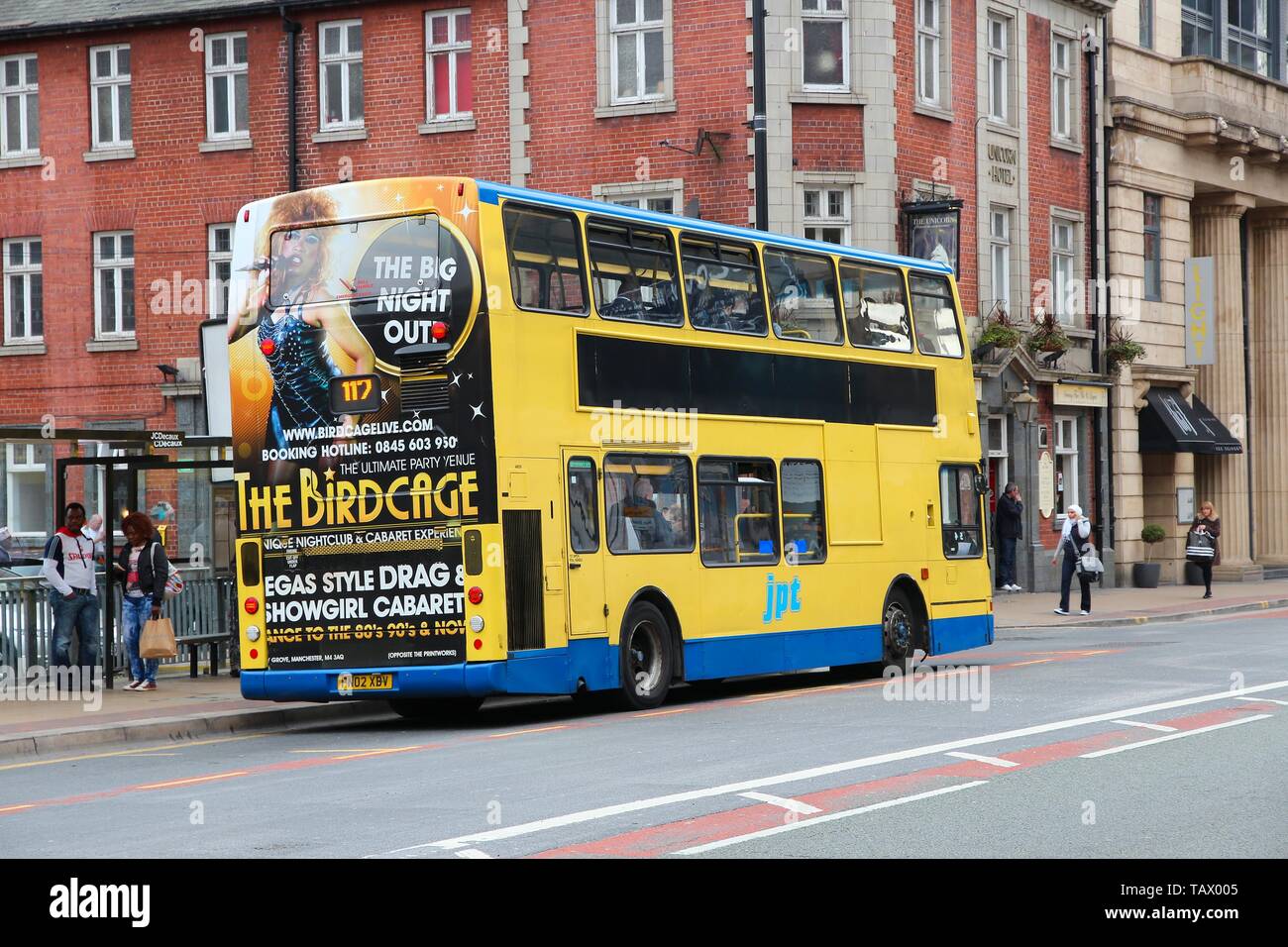 MANCHESTER, Regno Unito - 23 Aprile 2013: la gente ride JPT bus della città di Manchester, UK. Ex JPT è ora Stagecoach Manchester, azienda con la flotta di 877 autobus Foto Stock