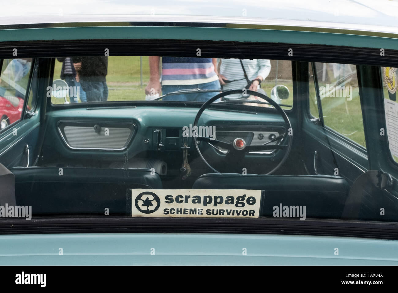 Auto classica con "schema di rottamazione survivor" adesivo in vetro posteriore, Classic di auto e moto show, Winchester, Hampshire, Regno Unito Foto Stock