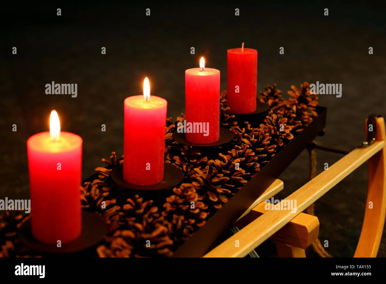 La luce delle candele in Avvento Foto Stock