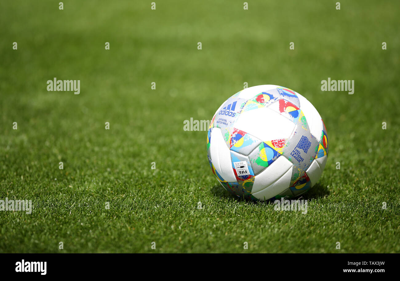 Una vista generale di un Adidas palla durante una sessione di allenamento presso il St George's Park, Burton. Foto Stock