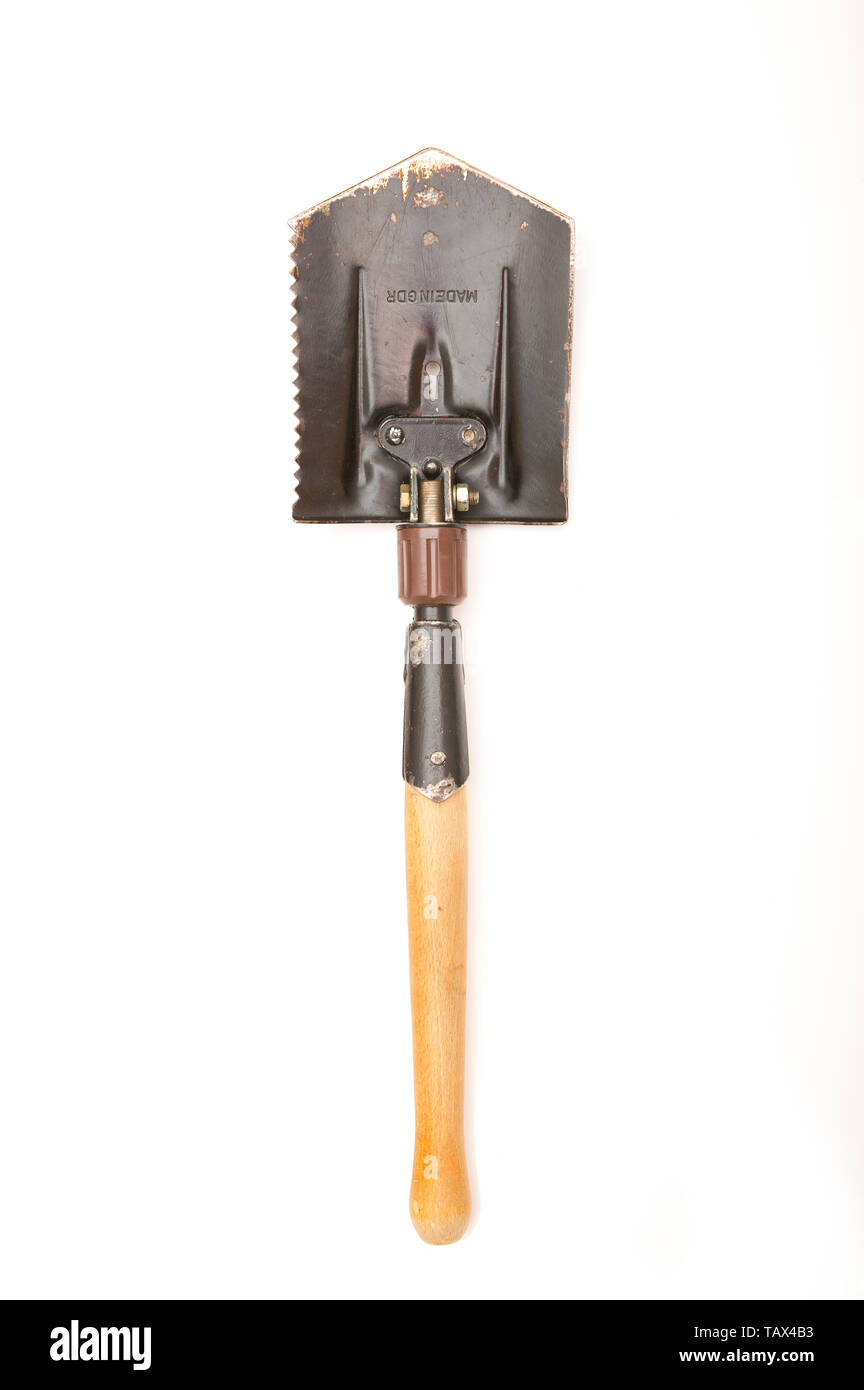 Un militare di pala di piegatura realizzata nella Repubblica democratica tedesca hanno comprato da un esercito eccedenza store nel Regno Unito. Esso ha un manico in legno e a dente di sega ed Foto Stock