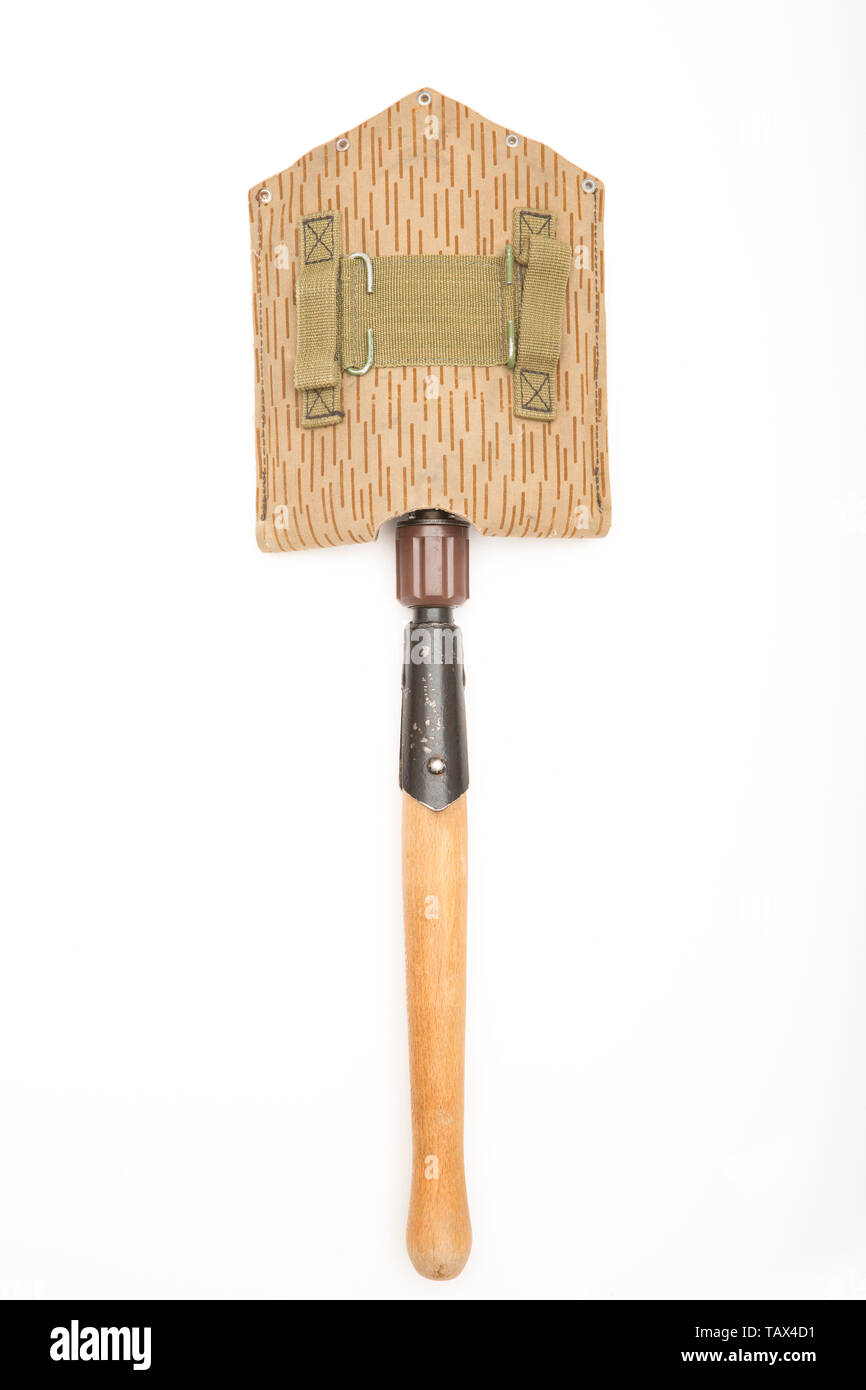 Un militare di pala di piegatura realizzata nella Repubblica democratica tedesca hanno comprato da un esercito eccedenza store nel Regno Unito. Esso ha un manico in legno e a dente di sega ed Foto Stock