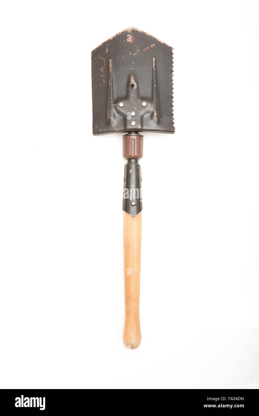 Un militare di pala di piegatura realizzata nella Repubblica democratica tedesca hanno comprato da un esercito eccedenza store nel Regno Unito. Esso ha un manico in legno e a dente di sega ed Foto Stock