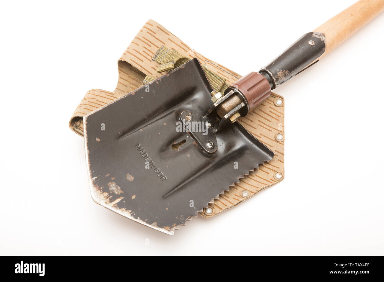 Un militare di pala di piegatura realizzata nella Repubblica democratica tedesca hanno comprato da un esercito eccedenza store nel Regno Unito. Esso ha un manico in legno e a dente di sega ed Foto Stock