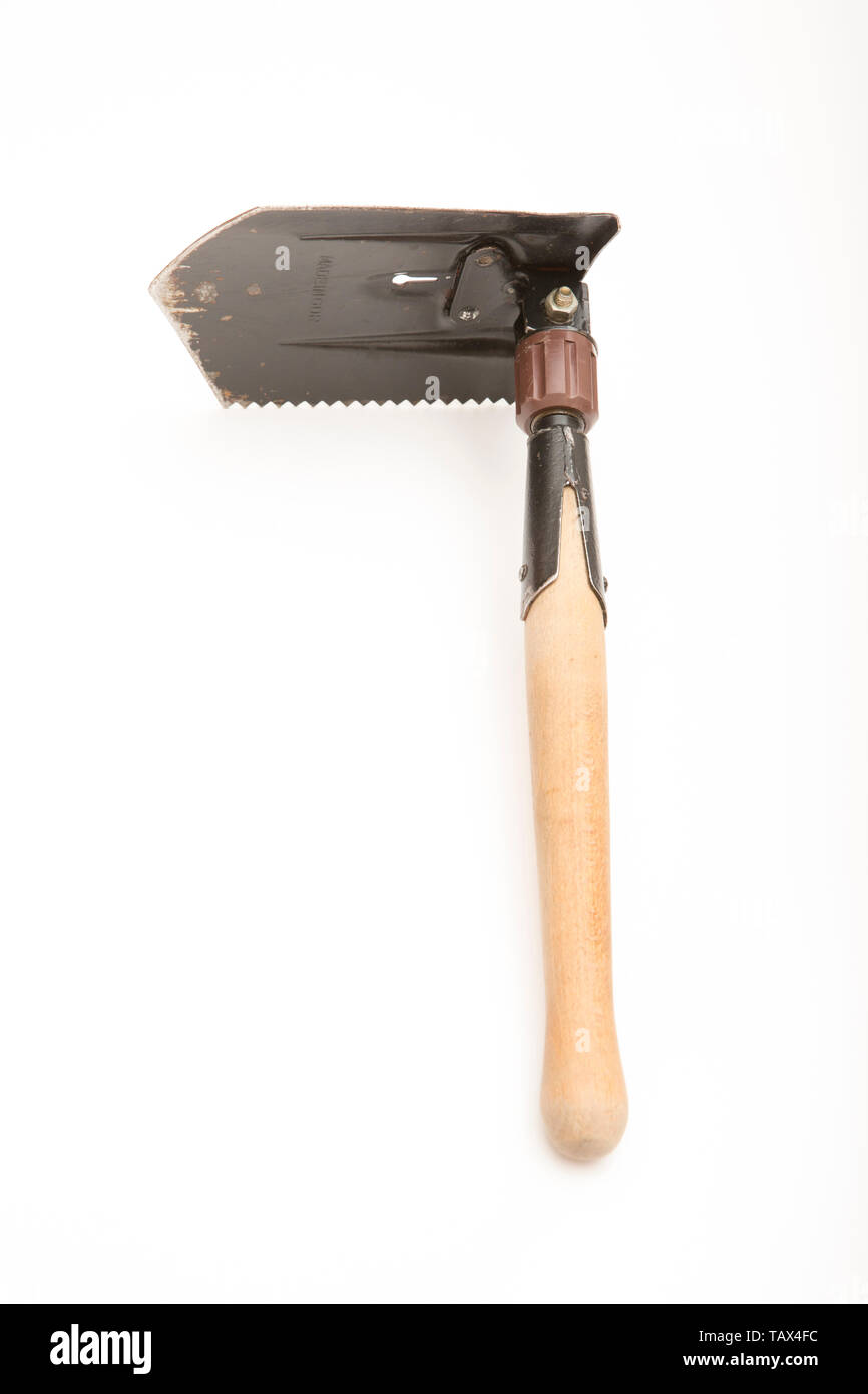 Un militare di pala di piegatura realizzata nella Repubblica democratica tedesca hanno comprato da un esercito eccedenza store nel Regno Unito. Esso ha un manico in legno e a dente di sega ed Foto Stock