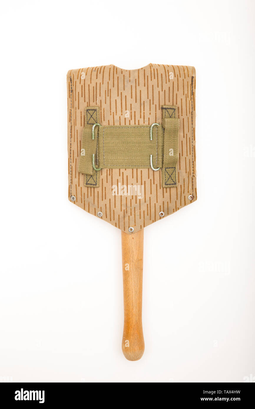 Un militare di pala di piegatura realizzata nella Repubblica democratica tedesca hanno comprato da un esercito eccedenza store nel Regno Unito. Esso ha un manico in legno e a dente di sega ed Foto Stock