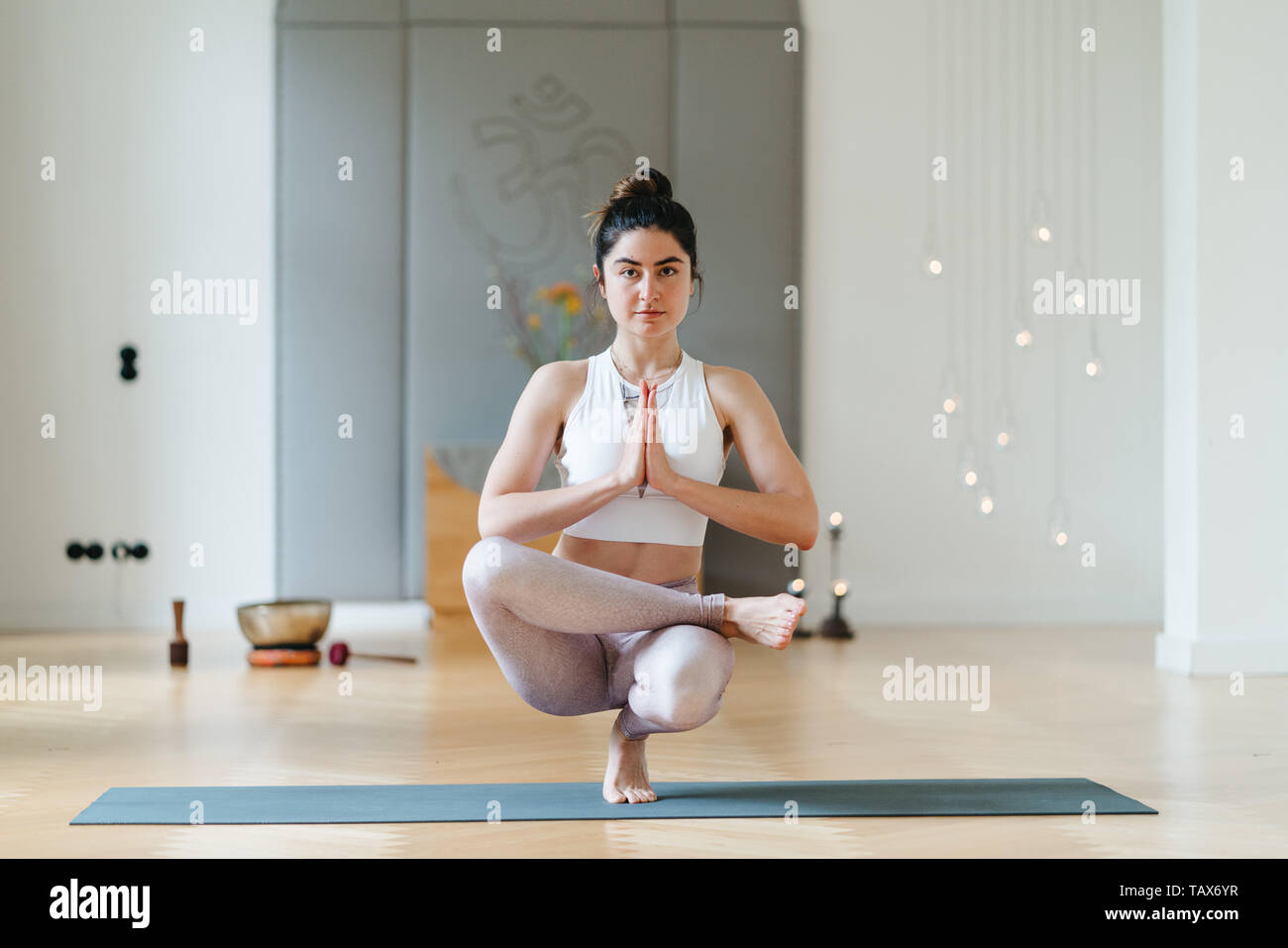 Ragazza di yoga in camera pulita con luce naturale Foto Stock