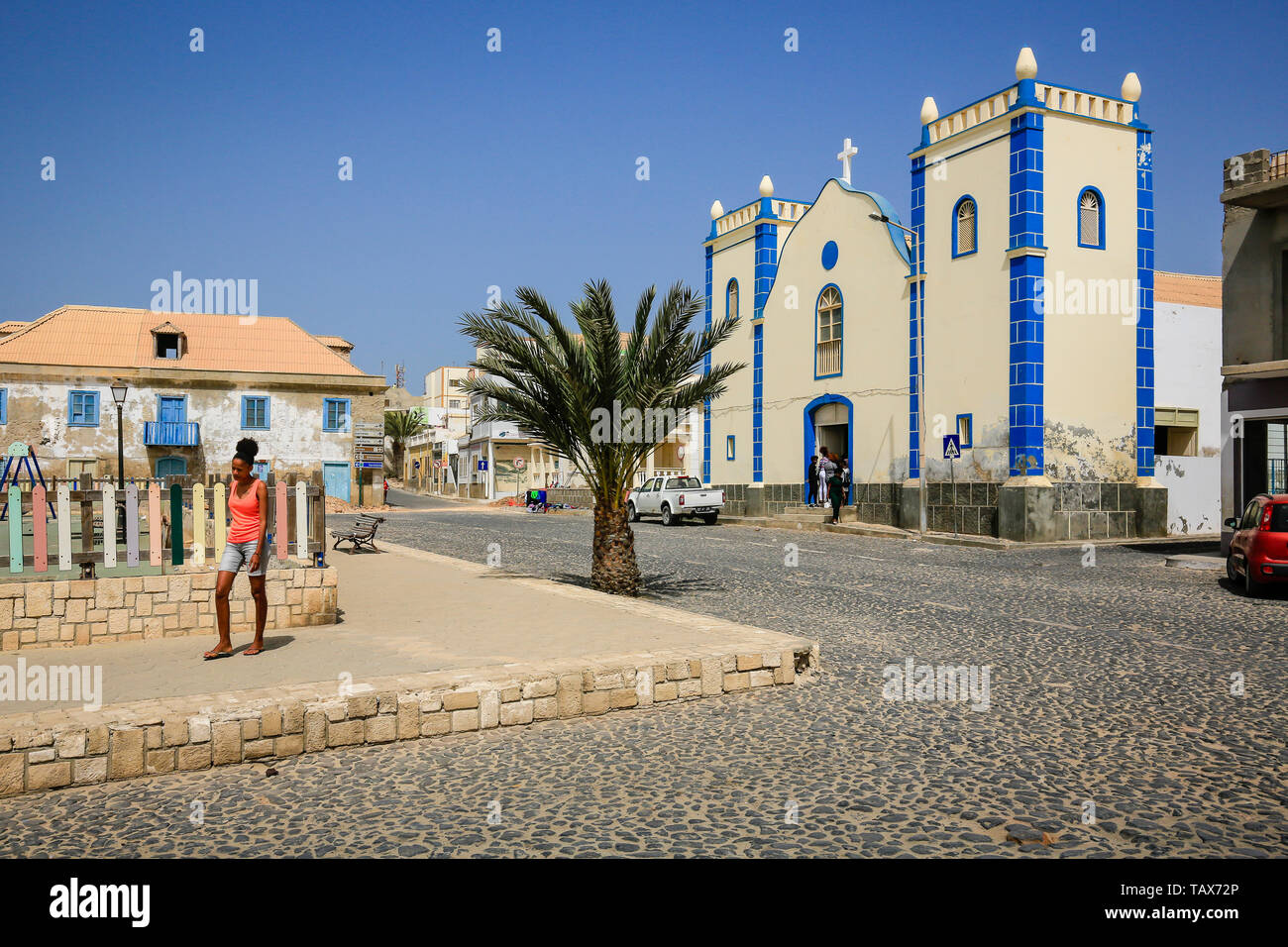 24.02.2019, Sal Rei, Boa Vista, Isole di Capo Verde - Chiesa di Santa Isabel sulla piazza principale della capitale di Isola di Sal Rei. 00x190224D108CAROEX.JPG [MO Foto Stock