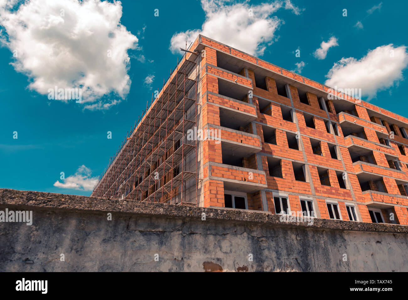 Ponteggio e incompiuta costruzione sito con Cielo e nubi in background Foto Stock