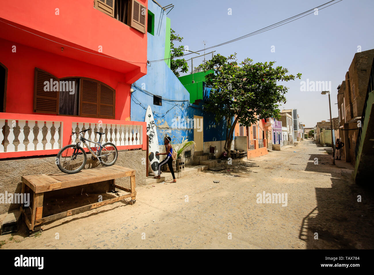 24.02.2019, Sal Rei, Boa Vista, Isole di Capo Verde - Vista Città, scena di strada con la tavola da surf nel capitale di Isola di Sal Rei. 00x190224D142CAROEX.JPG [MO Foto Stock