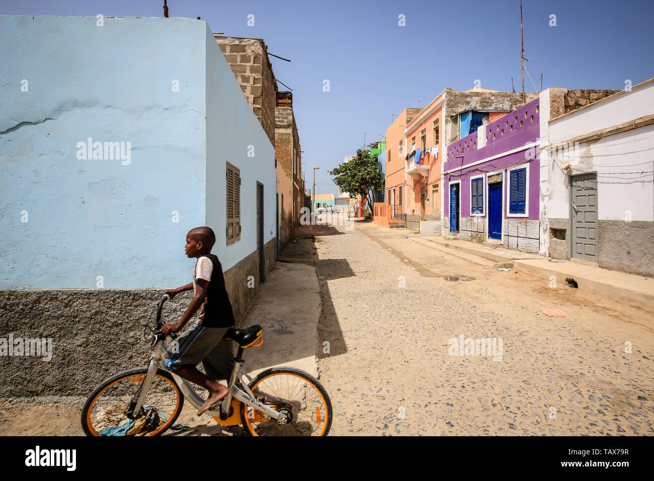 24.02.2019, Sal Rei, Boa Vista, Isole di Capo Verde - Vista Città, scena di strada con il ragazzo sulla bicicletta nella capitale di Isola di Sal Rei. 00x190224D146CAROEX.JP Foto Stock