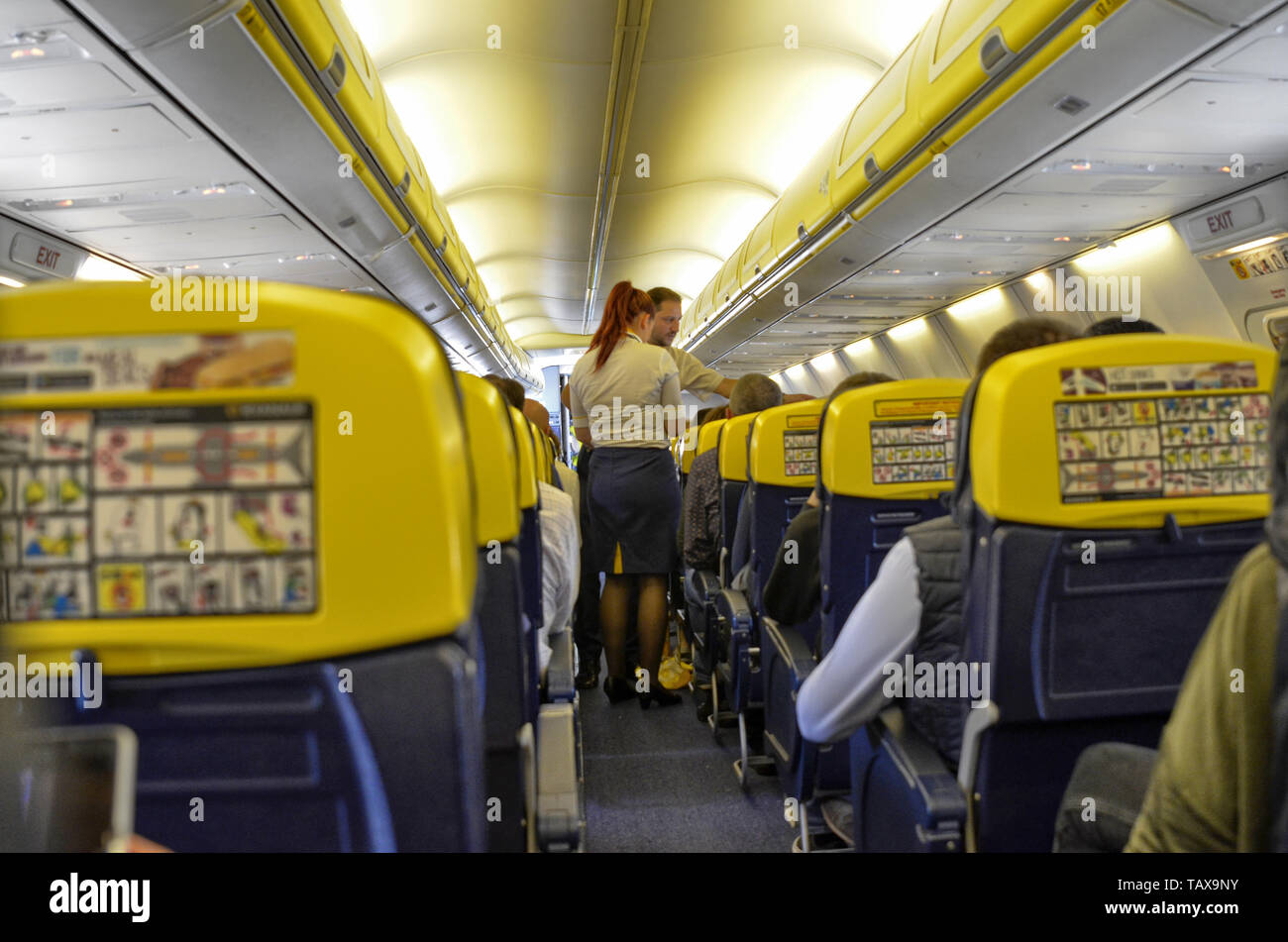 Aeroporto di Torino Caselle, provincia di Torino, Regione Piemonte, Italia. Il 14 giugno 2018. Vista interna del volo Ryanair per Londra Stansted. I passeggeri di un Foto Stock
