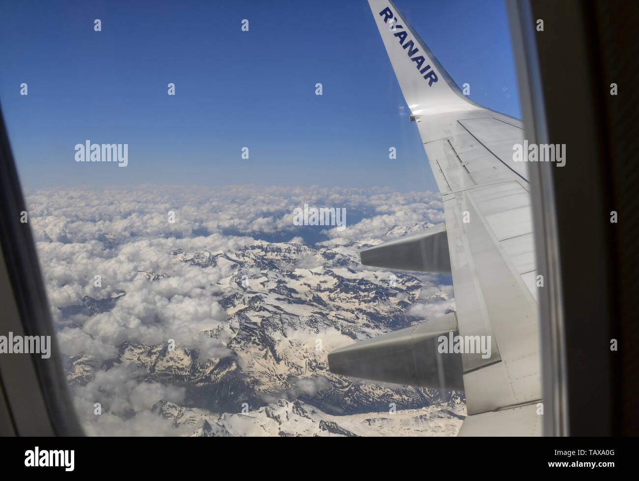 Aeroporto di Torino Caselle, Italia. Giugno 14, 2018. Volo Ryanair per Londra Stansted. Vista del parafango con il logo di Ryanair con lo sfondo del mo Foto Stock