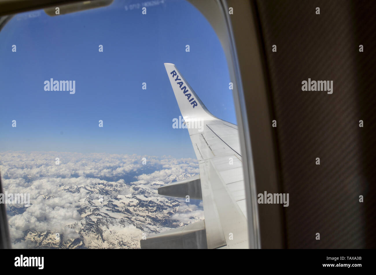 Aeroporto di Torino Caselle, Italia. Giugno 14, 2018. Volo Ryanair per Londra Stansted. Vista del parafango con il logo di Ryanair con lo sfondo del mo Foto Stock