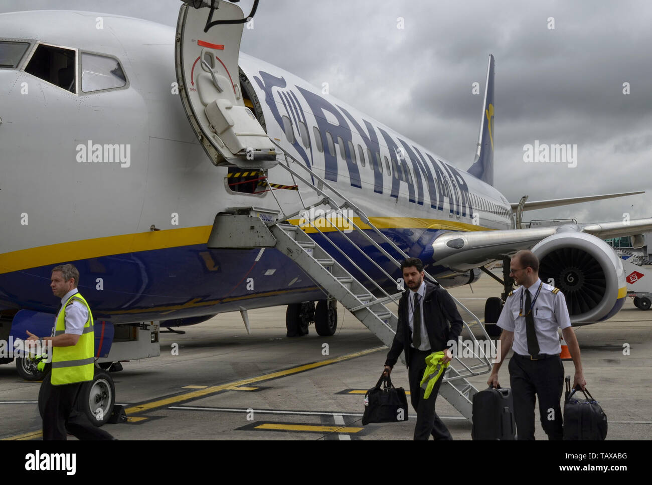 L'aeroporto di Stansted, Regno Unito. Giugno 14, 2018. Dopo l'atterraggio degli aerei Ryanair, una volta che i passeggeri salgono anche il pilota e il co-PIL Foto Stock