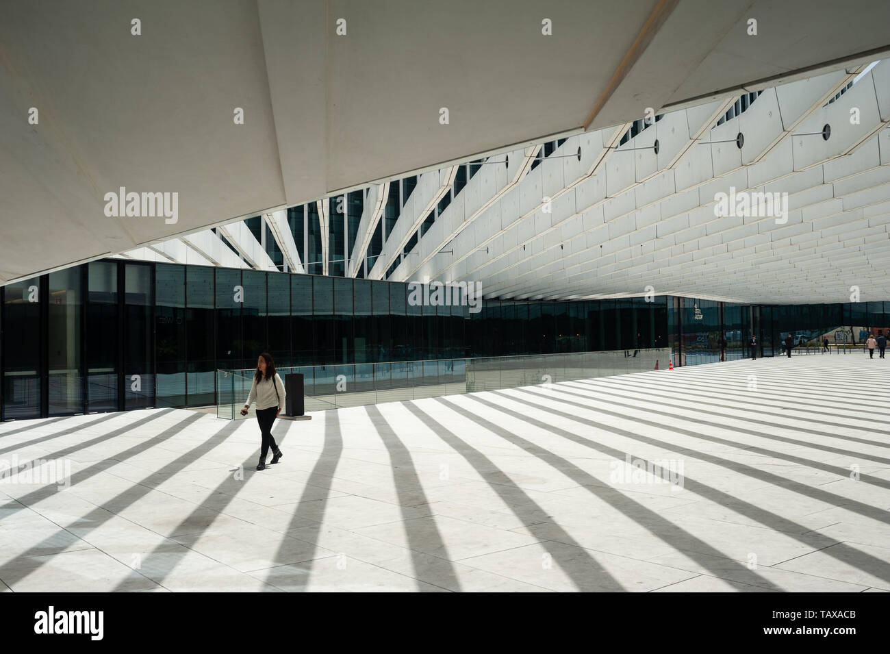 11.06.2018, Lisbona , Portogallo - Cortile interno dell'EDP sede nella capitale portoghese. L'edificio è stato progettato da archit portoghese Foto Stock