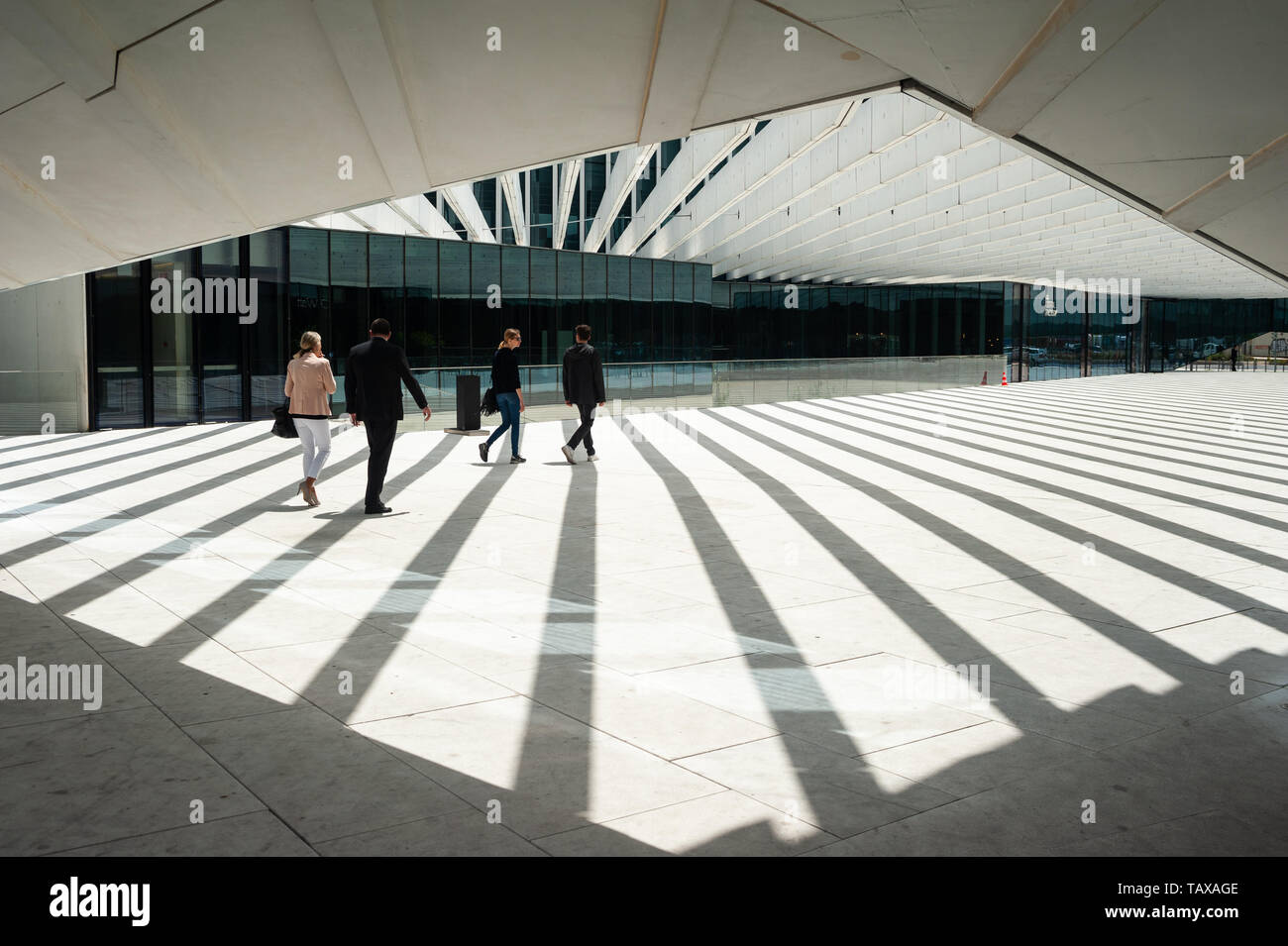 11.06.2018, Lisbona , Portogallo - Cortile interno dell'EDP sede nella capitale portoghese. L'edificio è stato progettato da archit portoghese Foto Stock