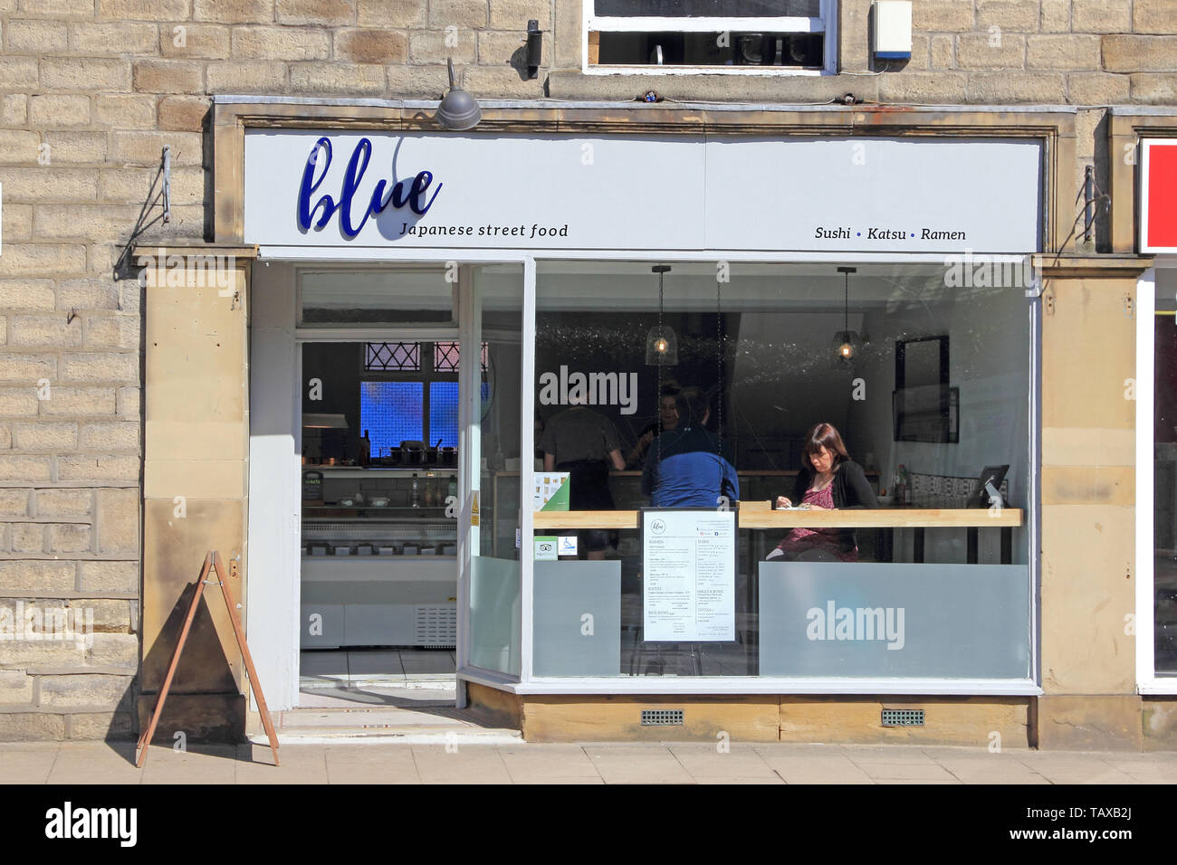 Blue, giapponese street negozio di generi alimentari, Hebden Bridge Foto Stock