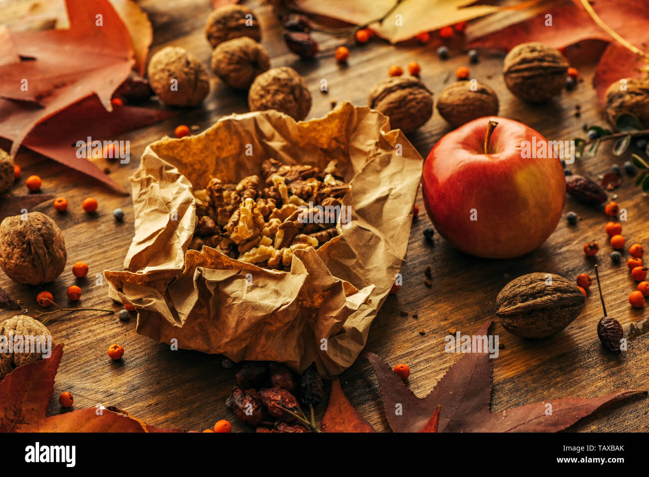 Saporita mela rossa e frutta noce sulla tavola decorata con la stagione autunnale dettagli Foto Stock