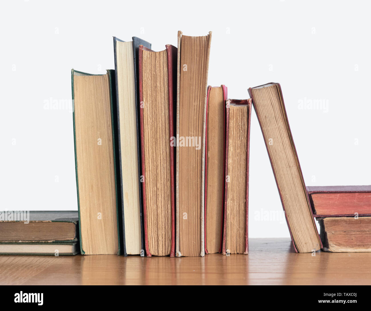 Vecchi libri su uno scaffale di legno Foto Stock