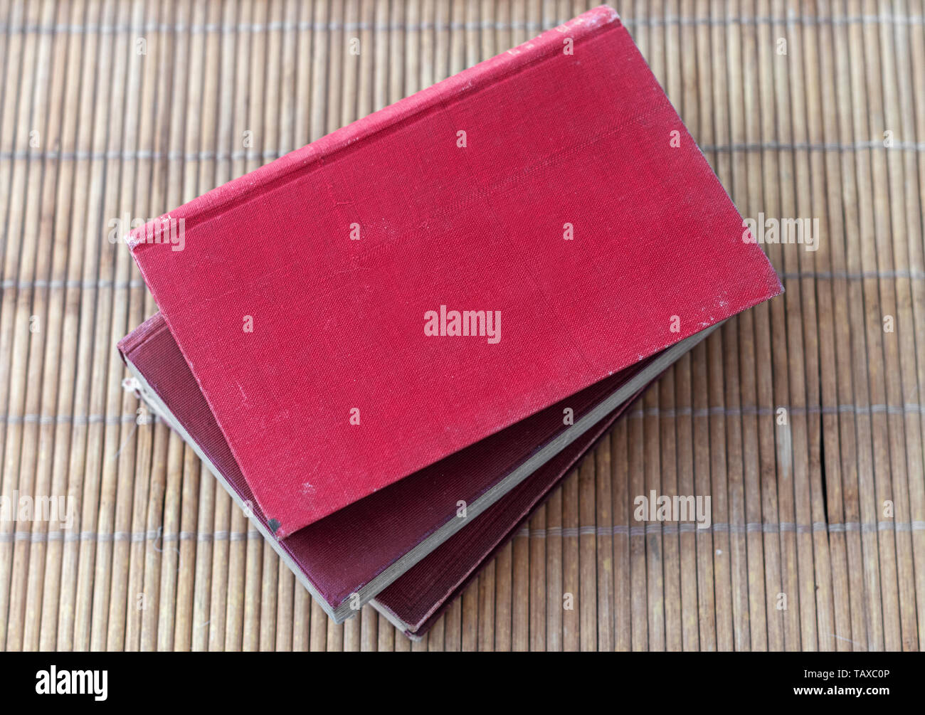 Pila di vecchi libri con copertine vuote e spazio di copia Foto Stock