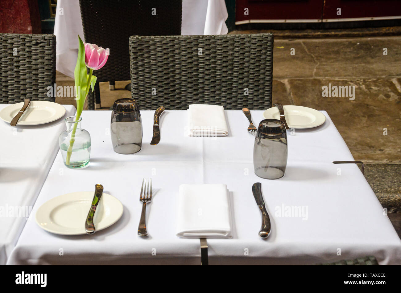 Un tavolo in un ristorante ben stabiliti con le regolazioni del posto pronti i clienti. Foto Stock