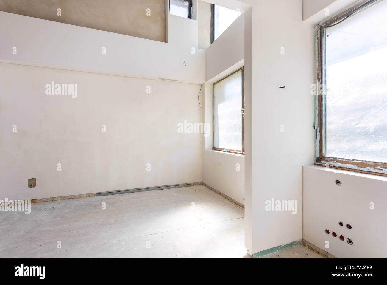 Stanza vuota senza riparazione. interno del muro bianco Foto Stock