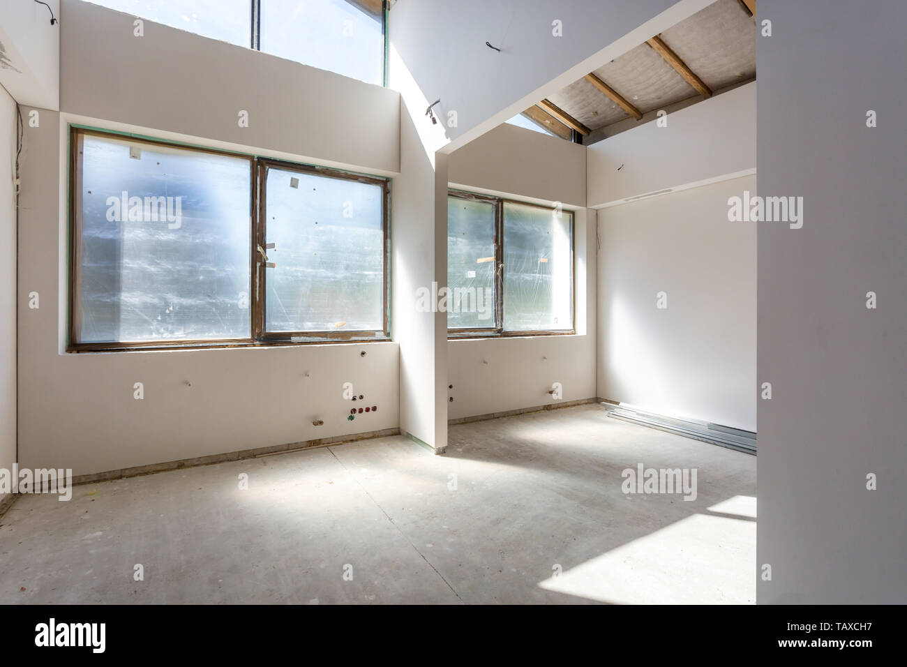 Stanza vuota senza riparazione. interno del muro bianco Foto Stock