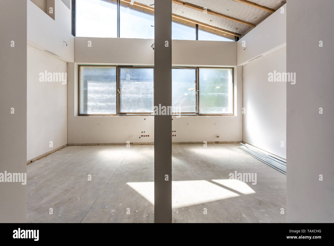 Stanza vuota senza riparazione. interno del muro bianco Foto Stock