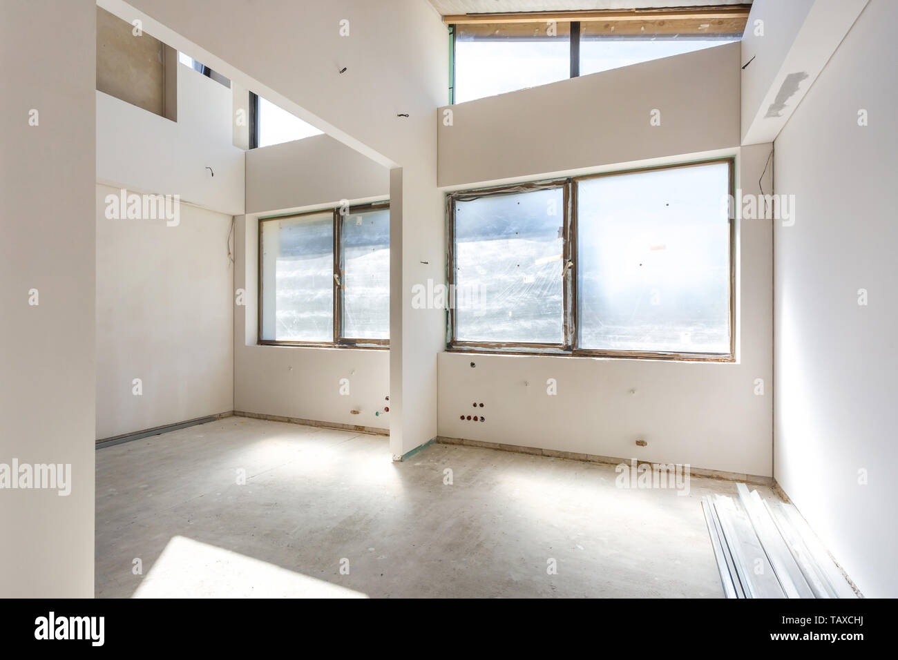 Stanza vuota senza riparazione. interno del muro bianco Foto Stock