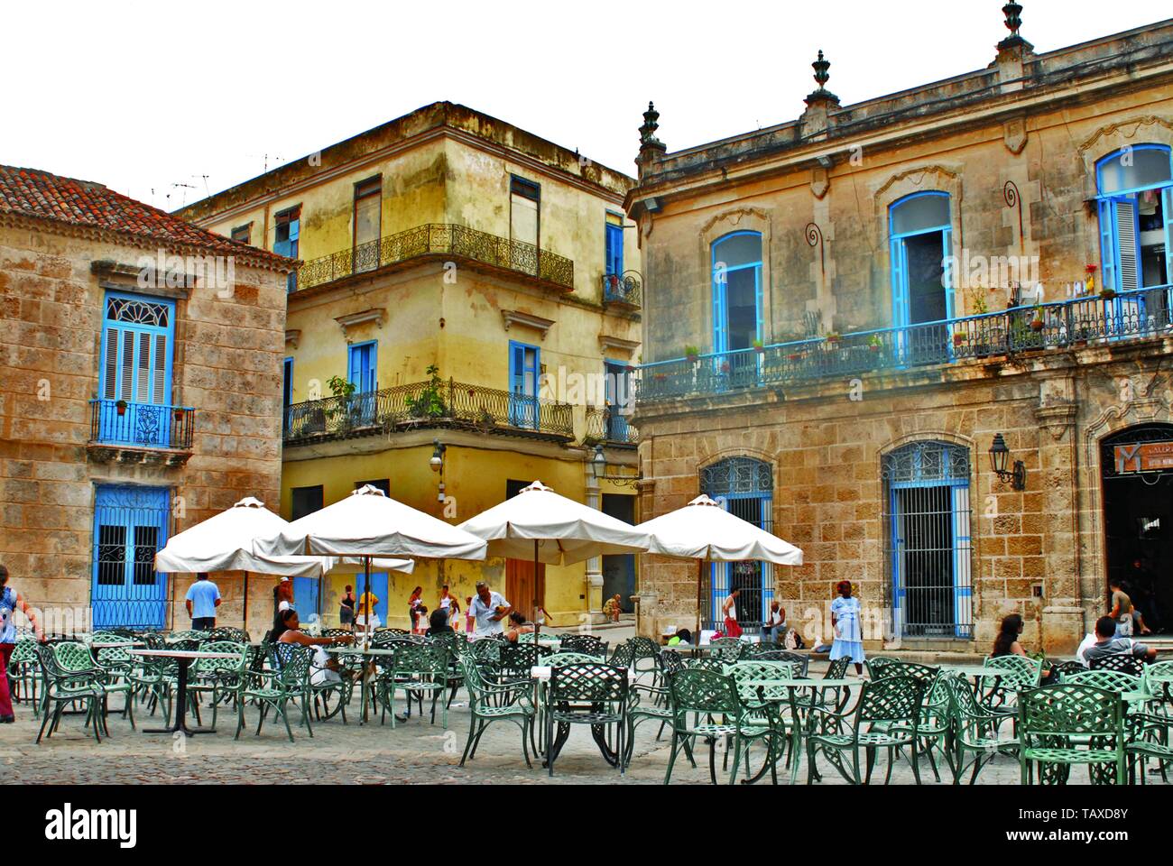 Maggio 2007. L'Avana, Cuba. Plaza Vieja a Cuba con edifici progettati wth influenza europea, ha visto molti lavori di ristrutturazione nel corso degli anni. Foto Stock