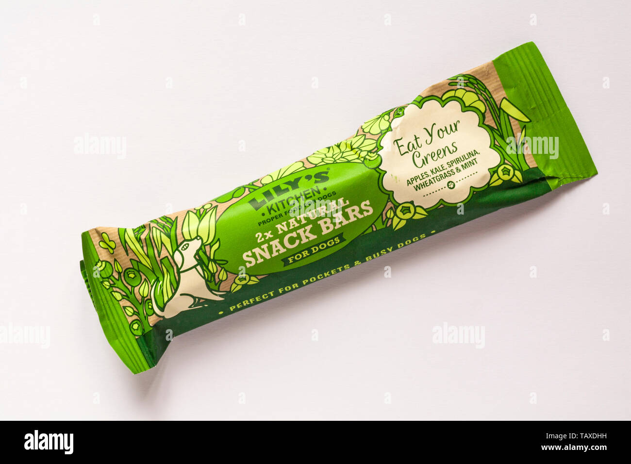 Lily la cucina 2 x natural snack bar per cani, mangiare il vostro cane verdi trattare prodotti alimentari isolati su sfondo bianco Foto Stock