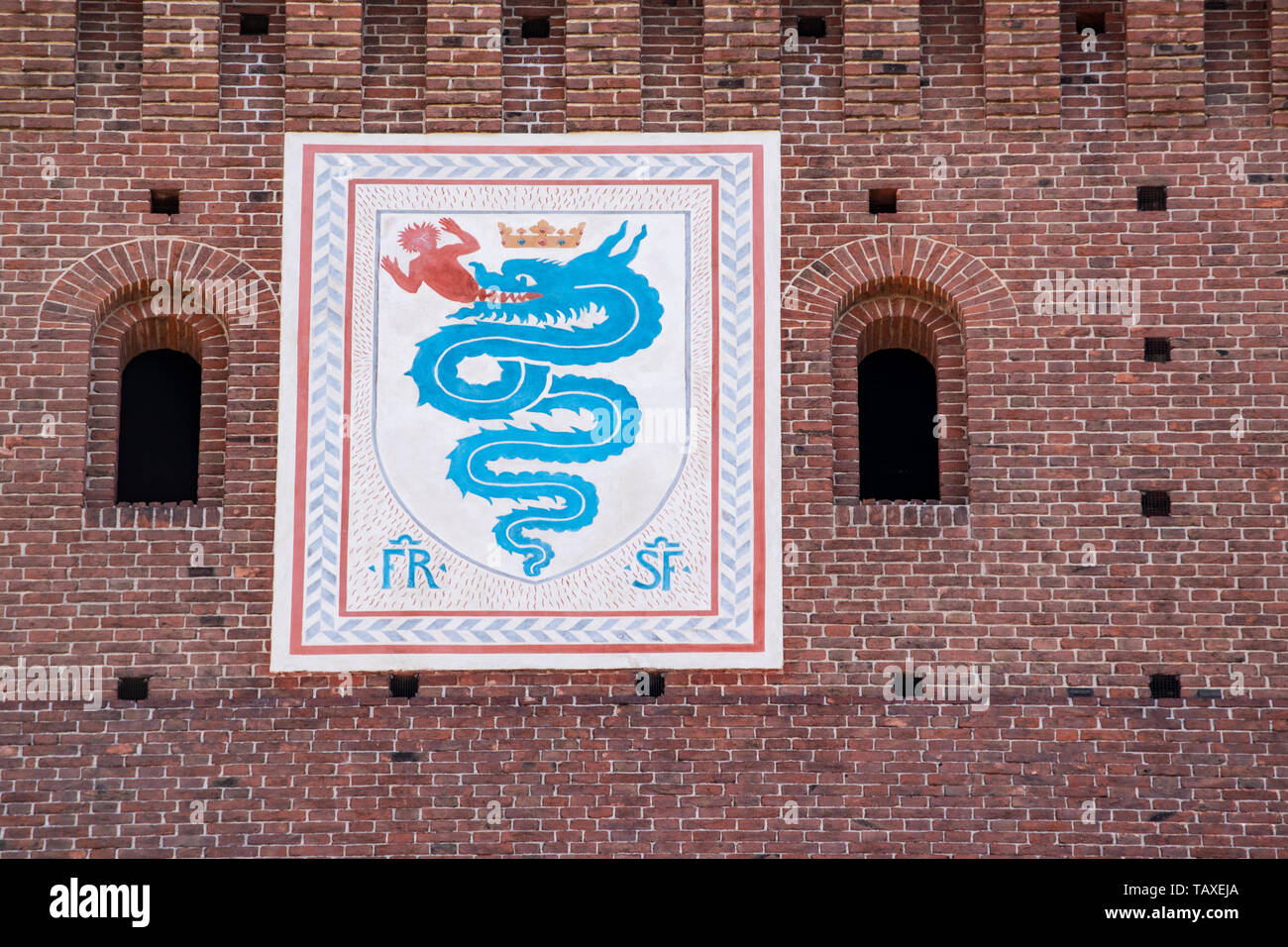 Milano: il biscione, un serpente azure nell'atto del consumo di un essere umano, emblema della casa di Visconti, il Filarete torre del Castello Sforzesco Foto Stock