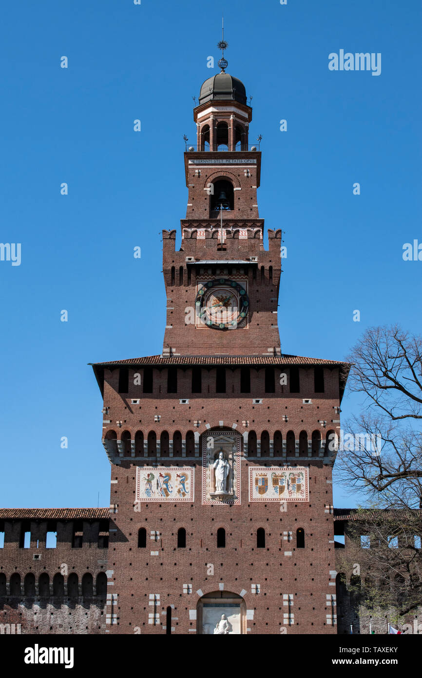 Milano: la Torre del Filarete, torre centrale del Castello Sforzesco (Castello Sforzesco), costruita nel XV secolo da Francesco Sforza, duca di Milano Foto Stock