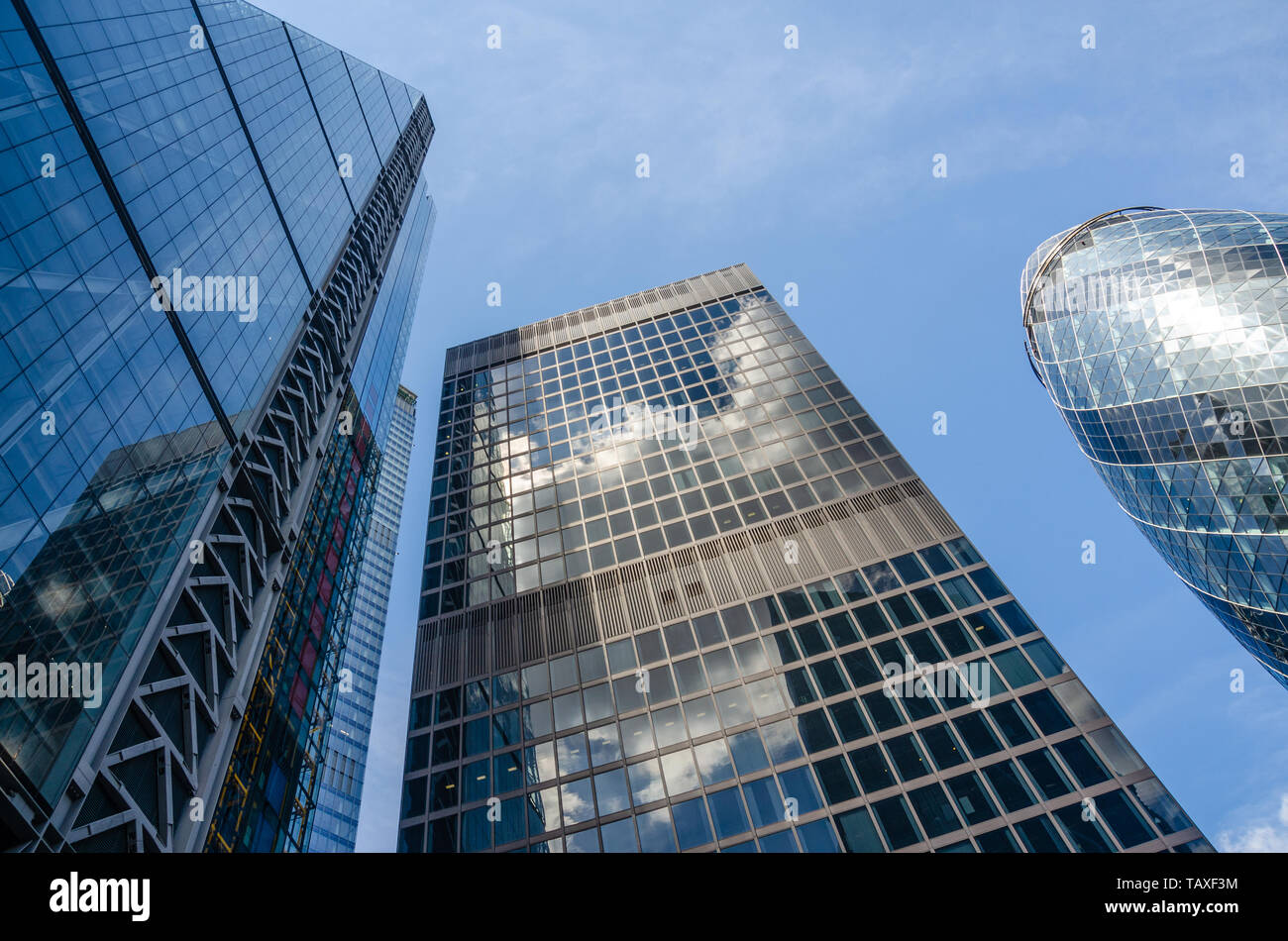 Guardando verso l'alto la parte superiore del Leadenhall Building, il cetriolino e St Helen's Tower nel quartiere finanziario della City di Londra. Foto Stock