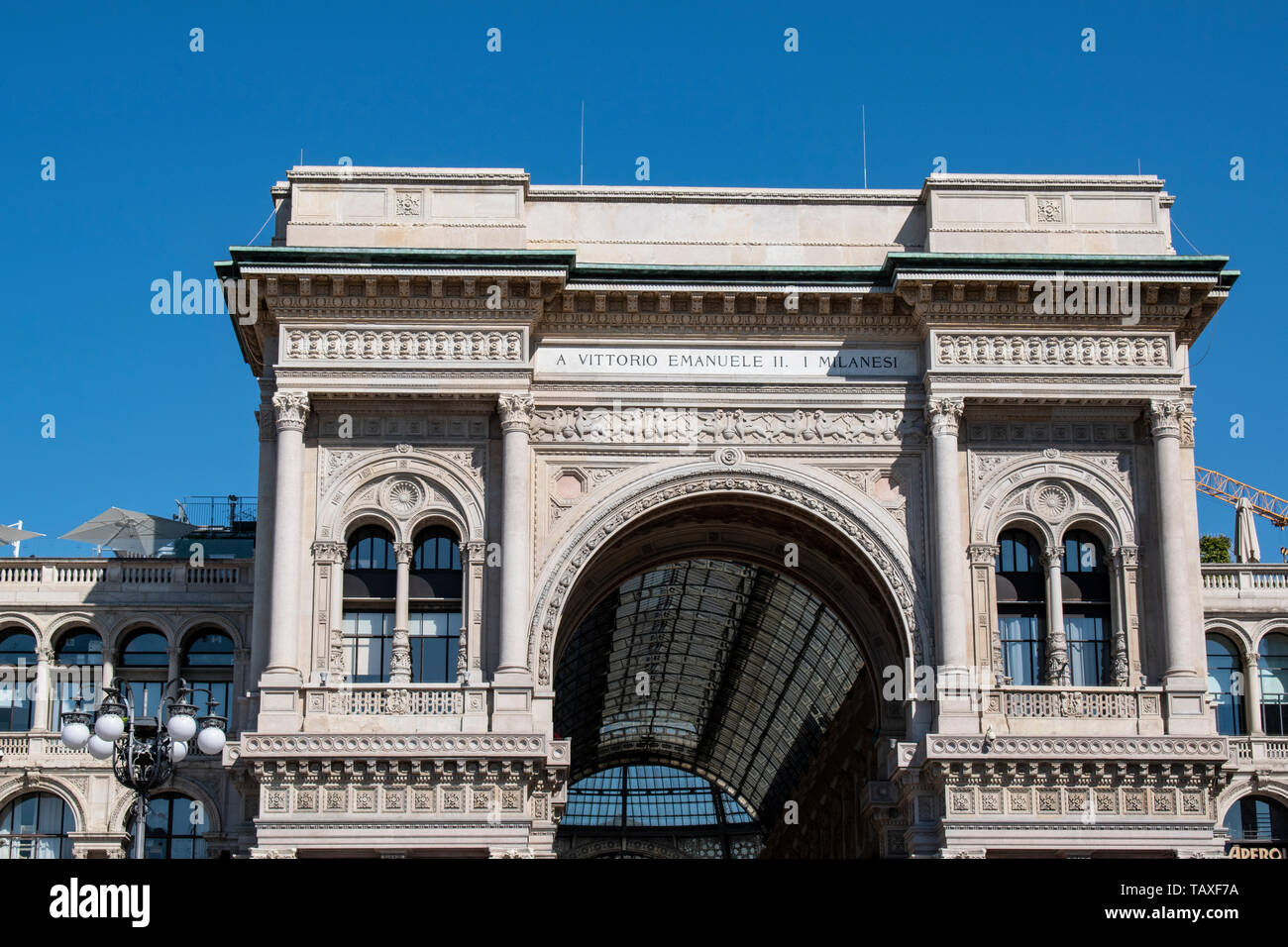 Milano: l'esterno della Galleria Vittorio Emanuele II, più antiche d'Italia active shopping mall, progettato nel 1861, costruito dall'architetto Giuseppe Mengoni Foto Stock